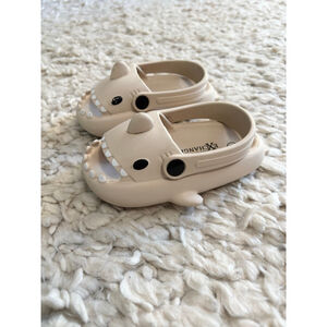 Baby AMERICAN EXCHANGE Beige Shark Sandals Size 5 Toddler